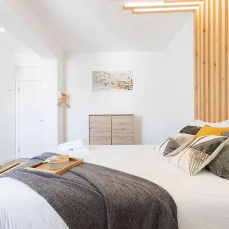 Lisbon Airport Suites - Wood Bedroom * Lisboa
