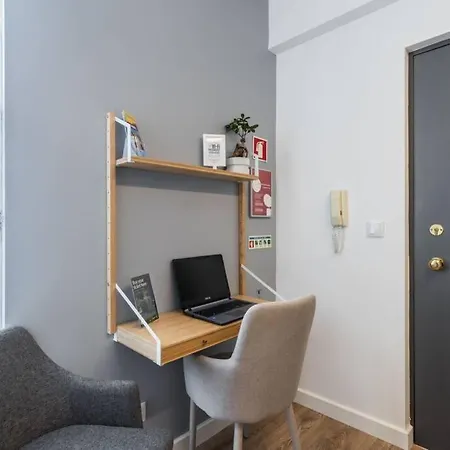 Lisbon Airport Suites - Wood Bedroom * Lisboa