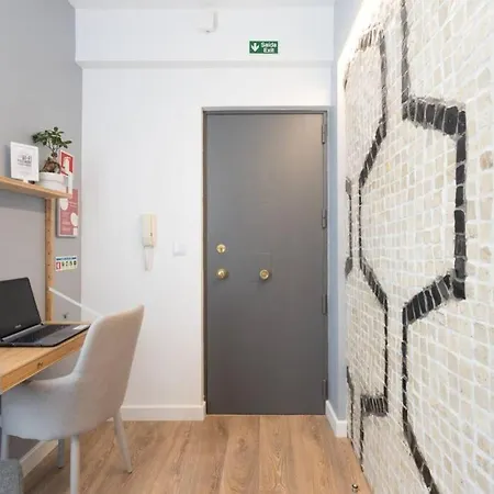 Lisbon Airport Suites - Wood Bedroom