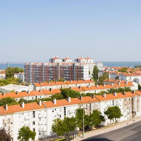 Lisbon Airport Suites - Wood Bedroom Apartamento *