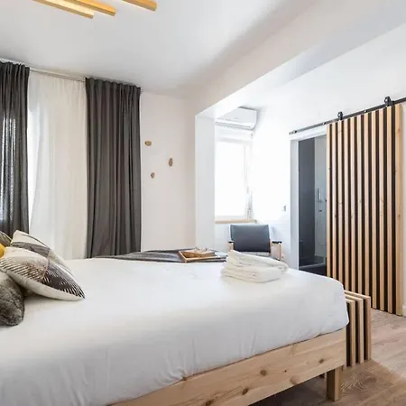 Lisbon Airport Suites - Wood Bedroom شقة Lisboa
