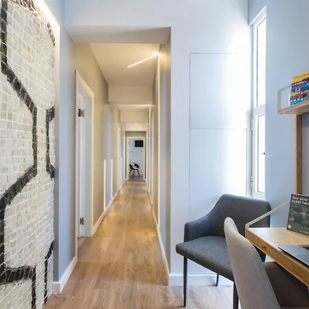 Lisbon Airport Suites - Wood Bedroom *
